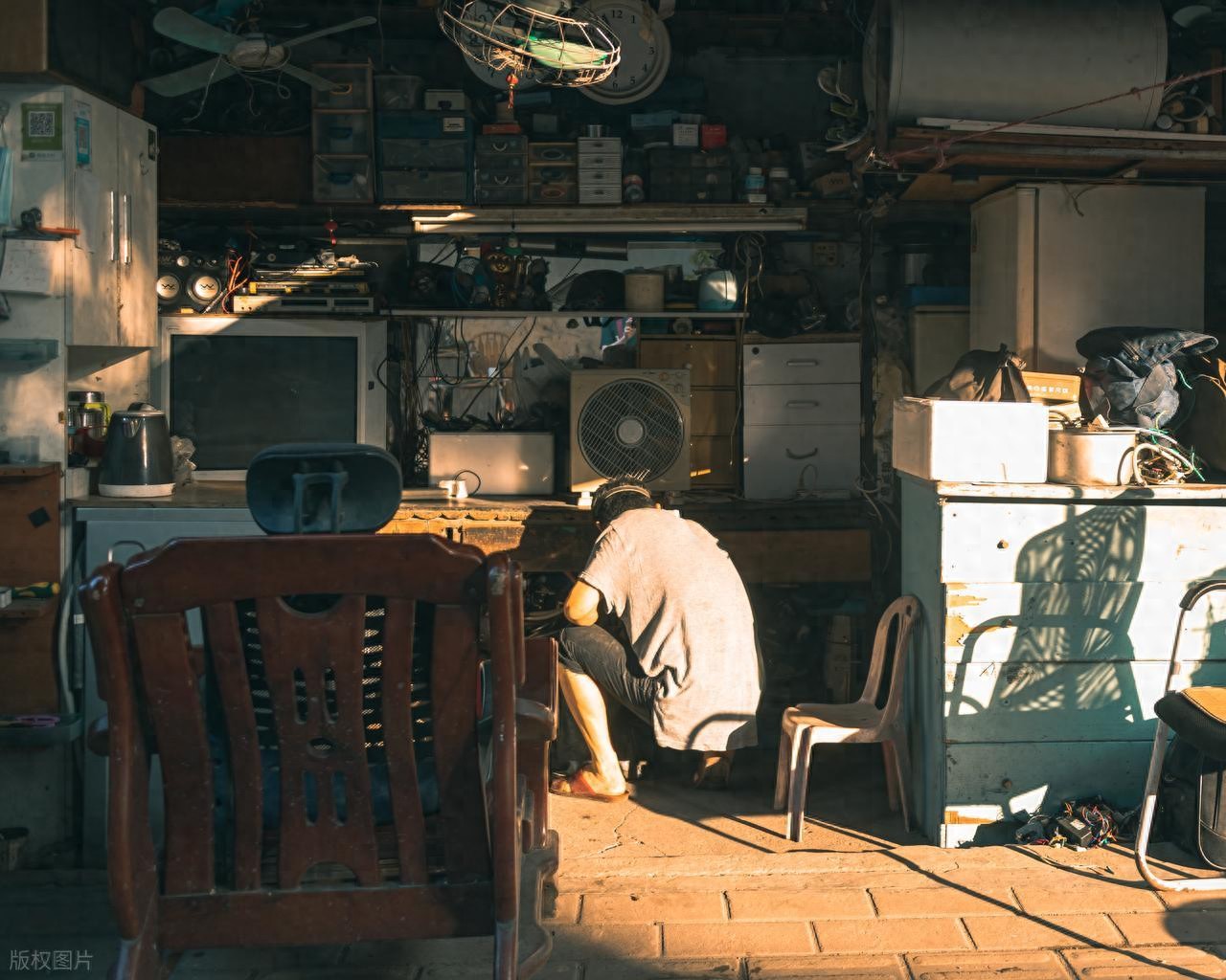 股神巴菲特_股票的涨跌是根据什么来决定的_炒股心态