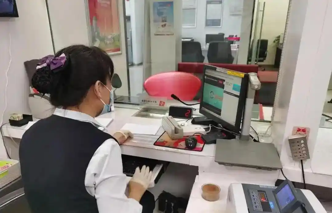 10万块存银行一年能挣多少？利率调整下钱该何去何从？