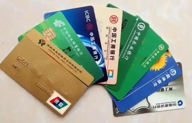 银行卡没扣到年费会冻结吗_银行卡长期不存钱不销户后果_信用卡年费欠款影响征信