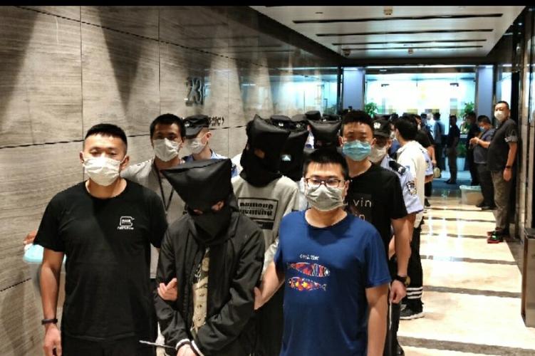 老师指导配资炒股诈骗2000人3000万元_成渝联手破获特大网络诈骗案_专业配资炒股