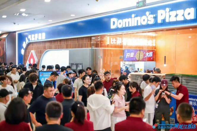 服装新店开业，朋友圈这样发，顾客排队进店